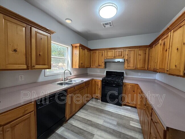 Building Photo - 212 W Pecan St