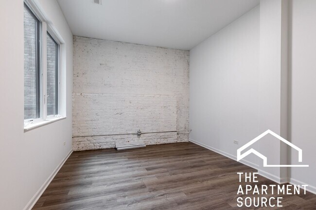 Building Photo - Spacious South Loop 2Bed/2Bath feat. Updated Kitchen & Large Patio!