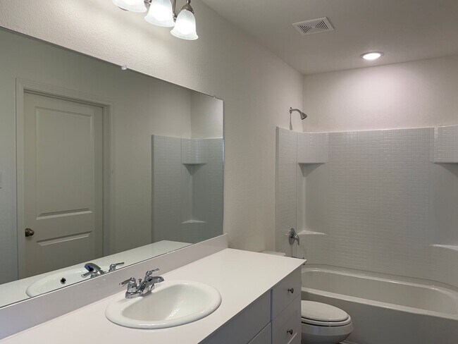 Building Photo - 3 Bed 3 Bath House for Lease in Princeton