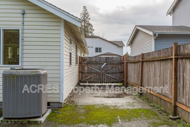 Building Photo - 620 S 192nd Pl
