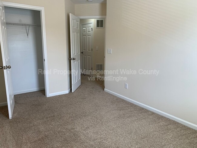 Building Photo - 2225 Raven Rd