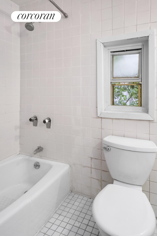 Building Photo - 305 W 90th St