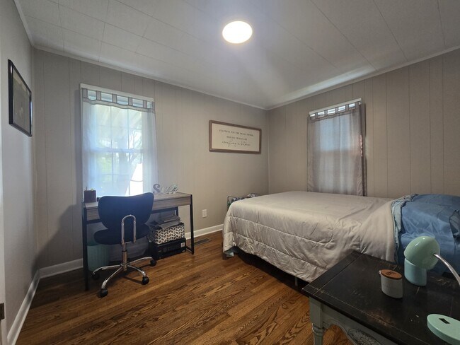 Building Photo - 1901 Cherry St