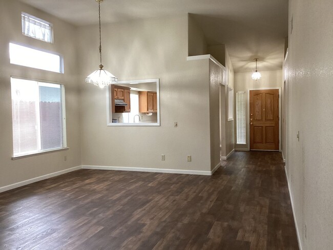 Building Photo - 3 Bedroom Home in Elk Grove