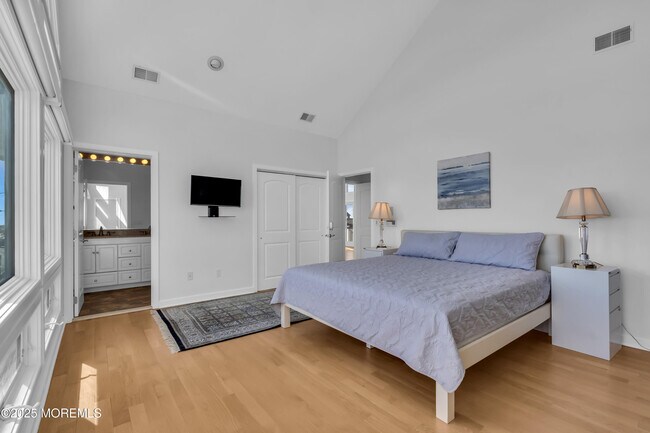 Building Photo - 913 N Ocean Ave