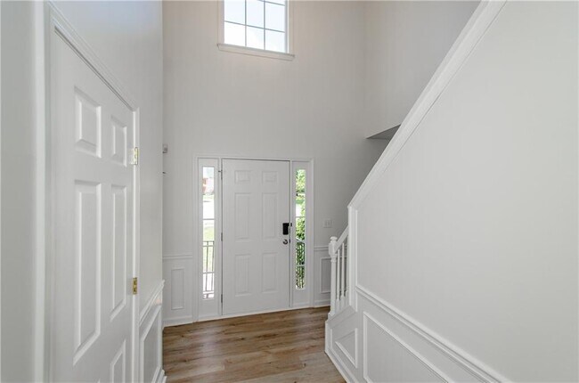 Building Photo - 3390 Northcliff Dr