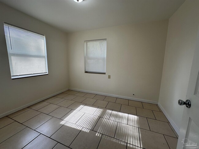 Building Photo - 120 Holmes Dr