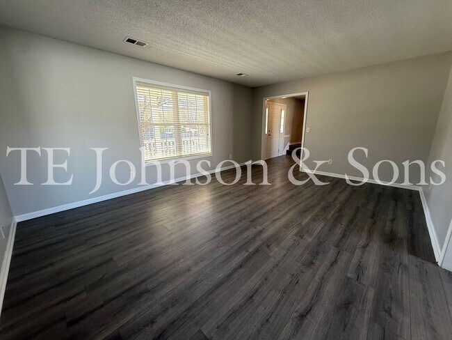 Building Photo - Spacious 4 Bedroom Home with Modern Comfor...