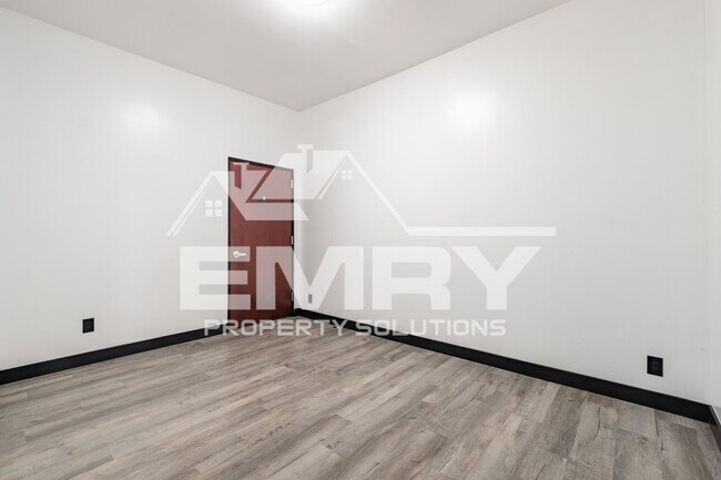 Building Photo - 942 S Gerhart Ave