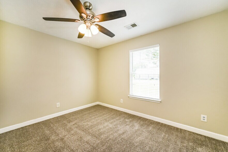 Building Photo - 1127 Sunnycrest Ct