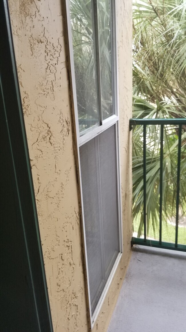 Building Photo - 977 Riverside Dr