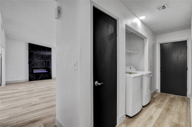 Building Photo - 4012 N Mira Ln