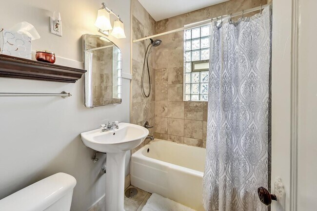 Building Photo - 2646 Ewing Ave