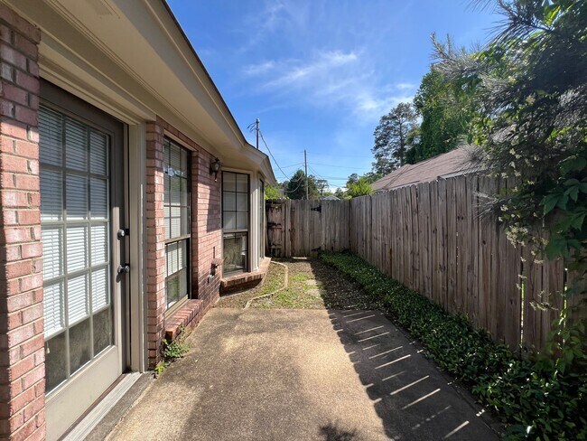 Building Photo - 3808 Oak Ave