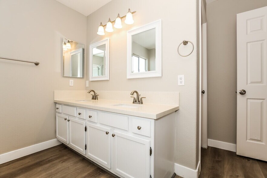 Building Photo - 104 Escada Ln