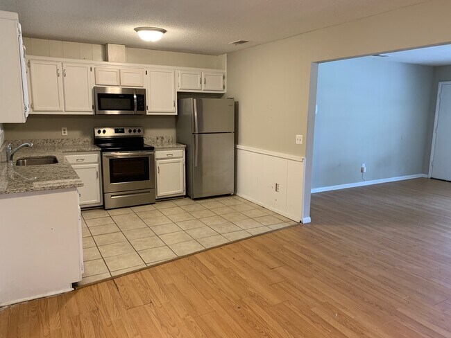 Building Photo - 812 Robin Hood Trail