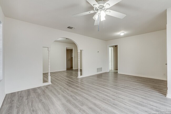 Building Photo - 811 Cottonwood Ave