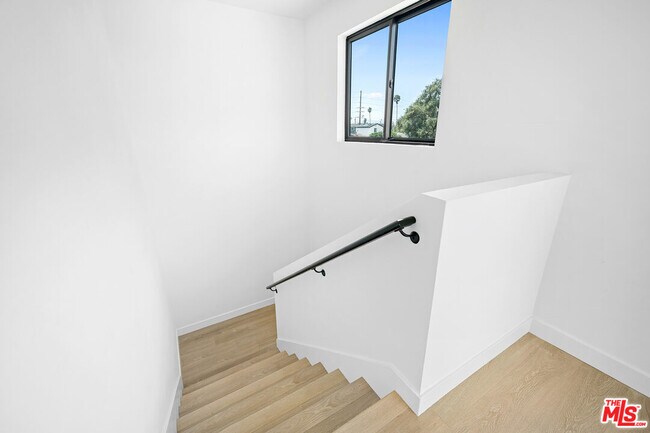 Building Photo - 5826 Craner Ave