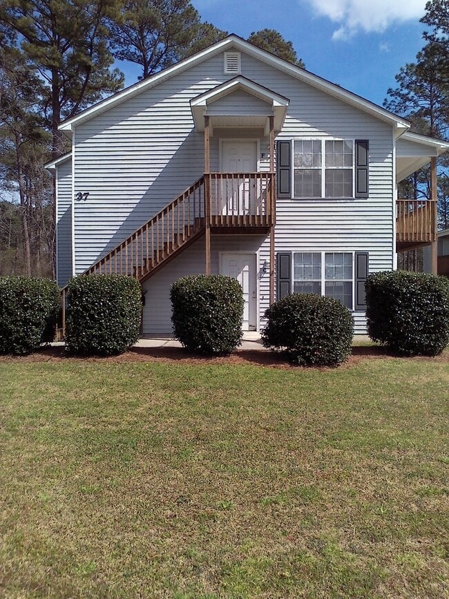Building Photo - 2 Bedroom, 1 bath apartment - Downstairs U...