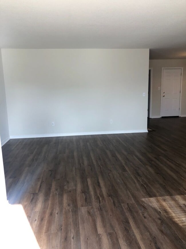 Building Photo - Full Brick 3 bed 2 bath 2 car Garage with fenced back yard! All new paint, Flooring, appliances!!