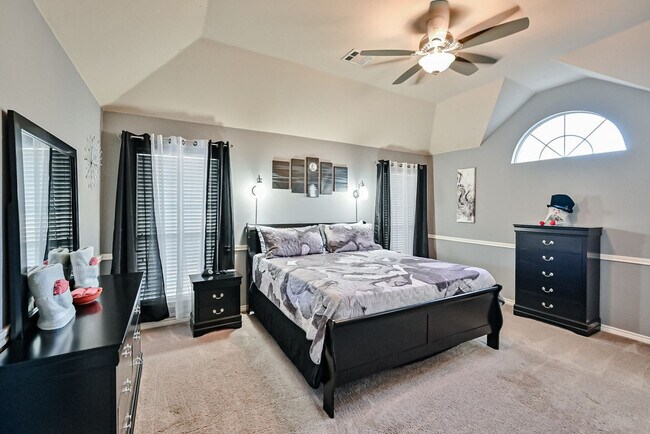 Building Photo - 1705 Fairfax Dr