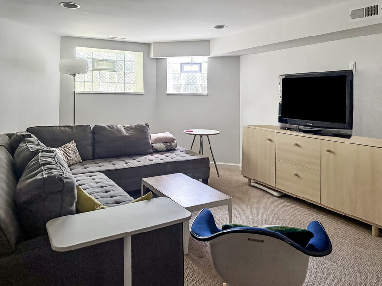 Family Room - 4532 N Albany Ave