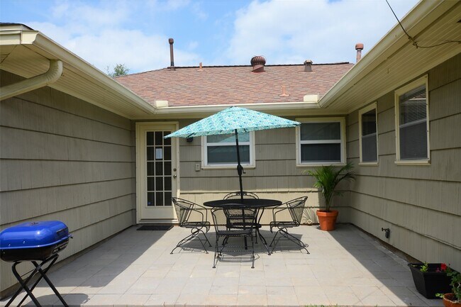 Building Photo - 4009 Nenana Dr