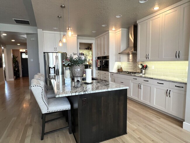 Building Photo - Beautiful custom built home with 4 bed 3.5...
