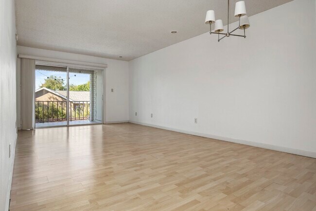 Building Photo - 2808 Plaza Terrace Dr