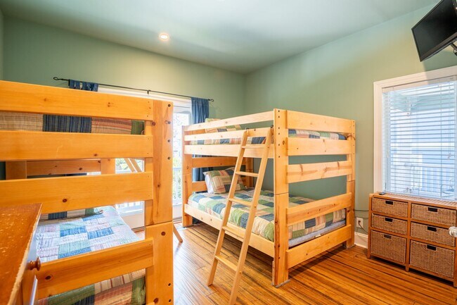 Building Photo - RENT MONTHLY THIS AMAZING HOME THIS OFF-SEASON