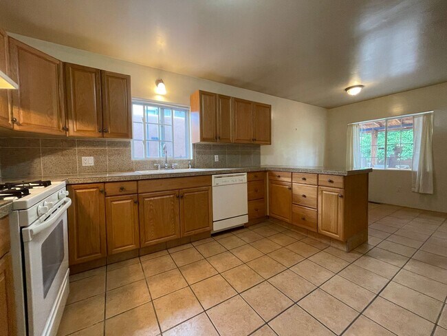 Building Photo - 212 S El Rancho Rd