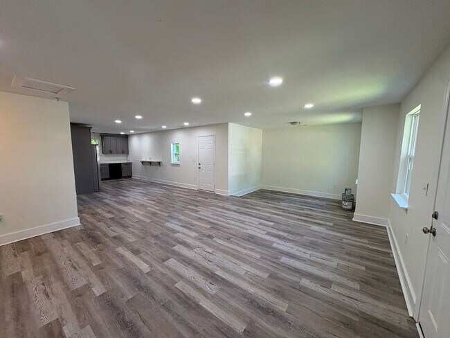 Building Photo - Beautiful refurbished home!