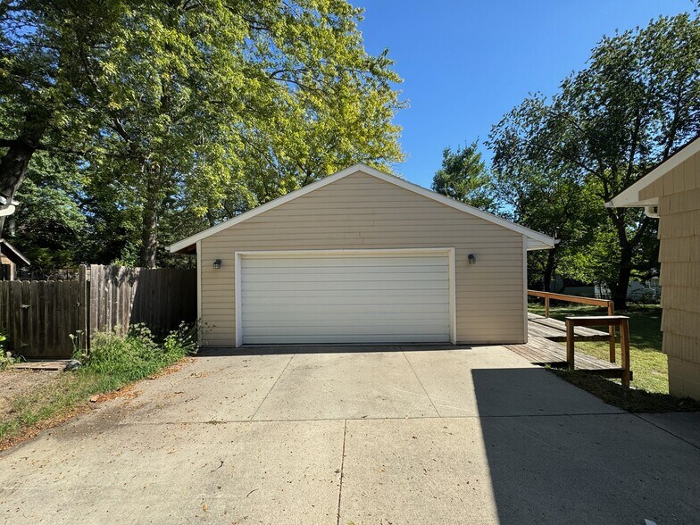 Building Photo - 424 Hilltop Rd