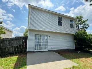 Building Photo - 3 bed 2 bath LVP Floors