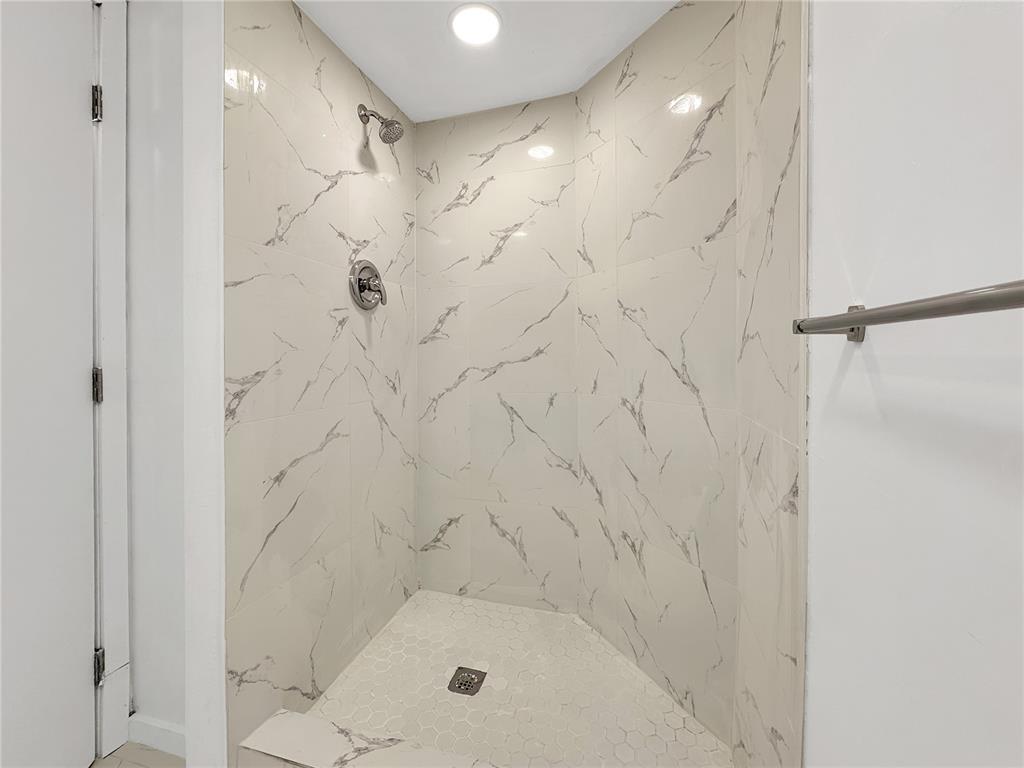 Building Photo - 211 Lake Pointe Dr