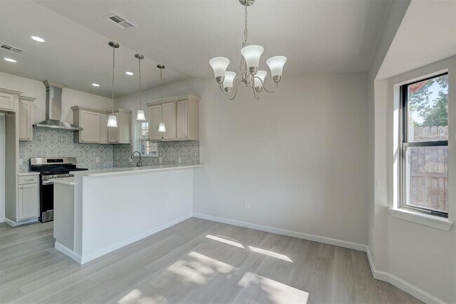 Building Photo - 11601 Matthews Ave