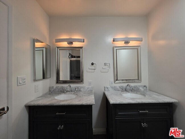 Building Photo - 517 N Francisca Ave