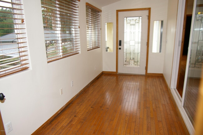 Building Photo - 268 Lake Sherwood Dr