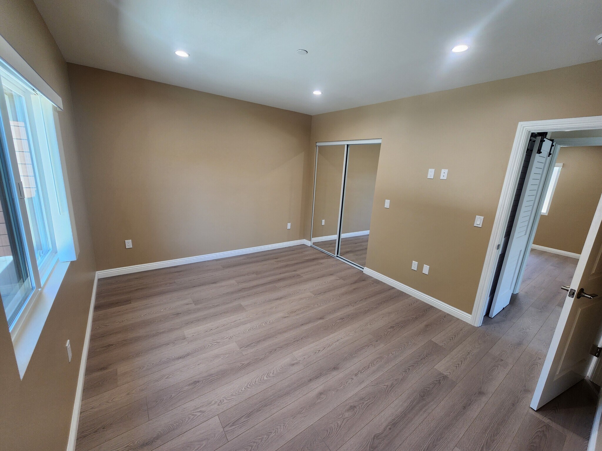 Building Photo - 10941 Walnut Dr