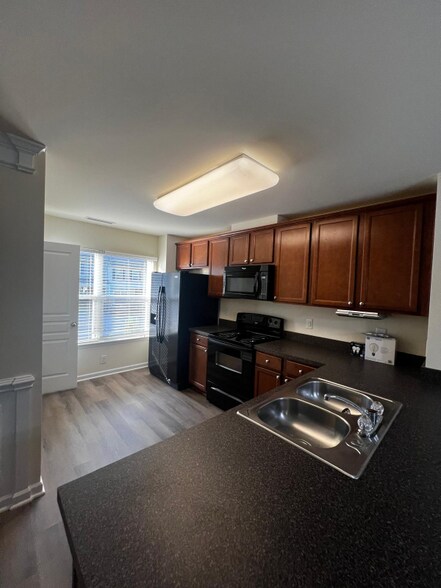 Building Photo - 8526 Quarton Dr