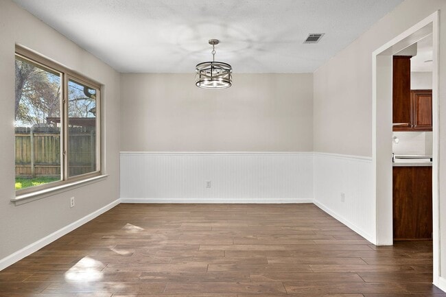Building Photo - 4910 Pelham Dr
