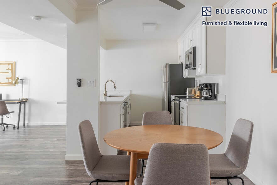 Building Photo - 141 Wellesley Cres