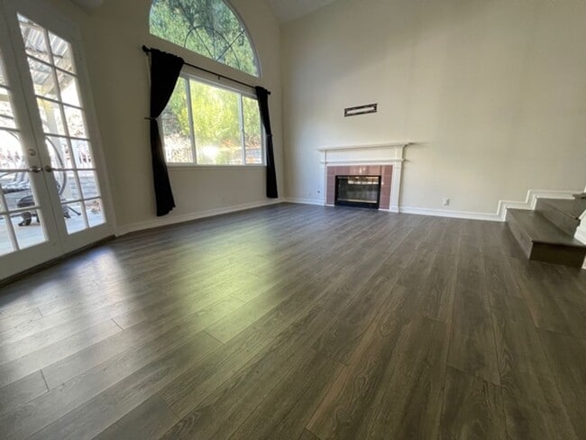 Building Photo - BEAUTIFUL 4 BEDROOM + 3 BATHROOM HOUSE IN SANTA CLARITA AVAILABLE NOW!