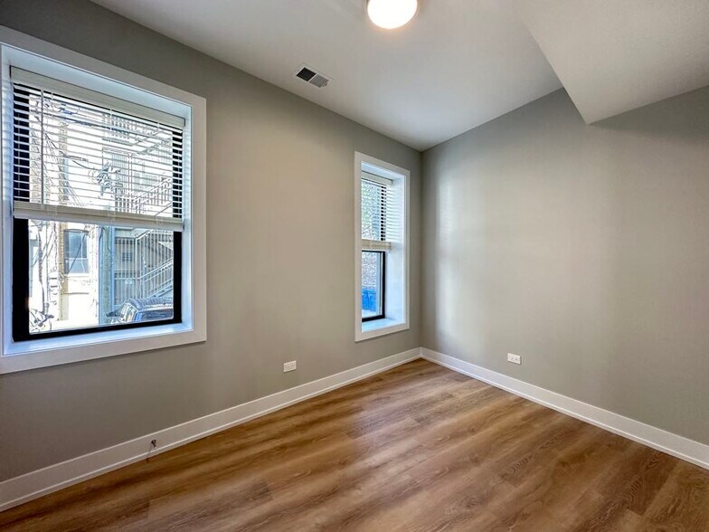 Building Photo - 451 W Belden Ave