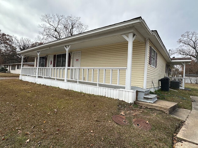 Building Photo - 3001 Jefferson Ave