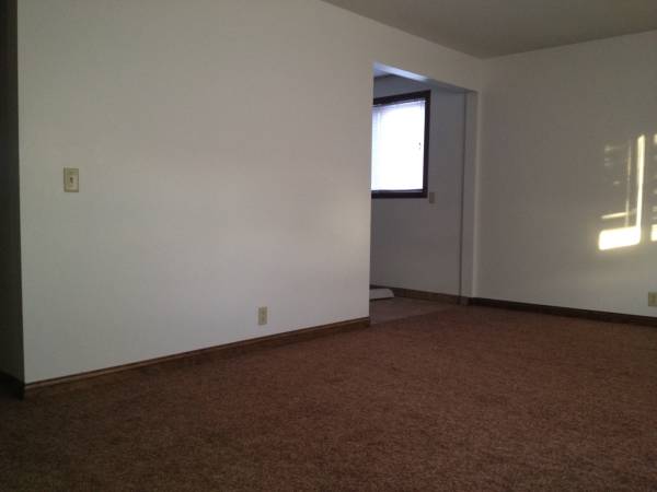 Large living room area - 4858 Izard St