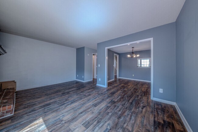 Building Photo - 907 Shelby Dr