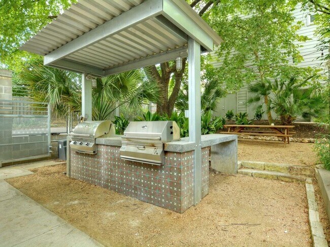 Building Photo - 1601 E 5th St.