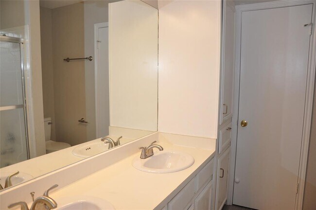 Building Photo - 800 Daffodil Dr
