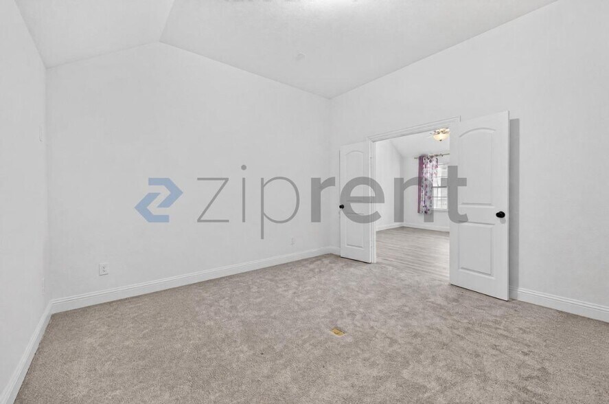 Building Photo - Unit